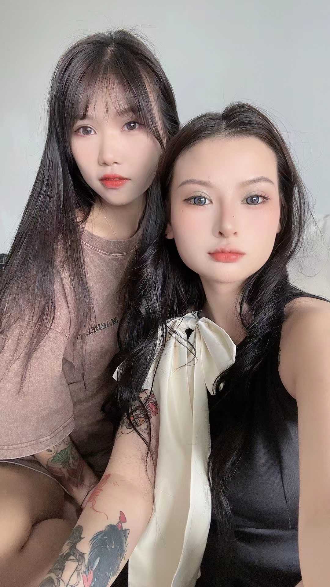 姿势配合，性感辣妹可双飞