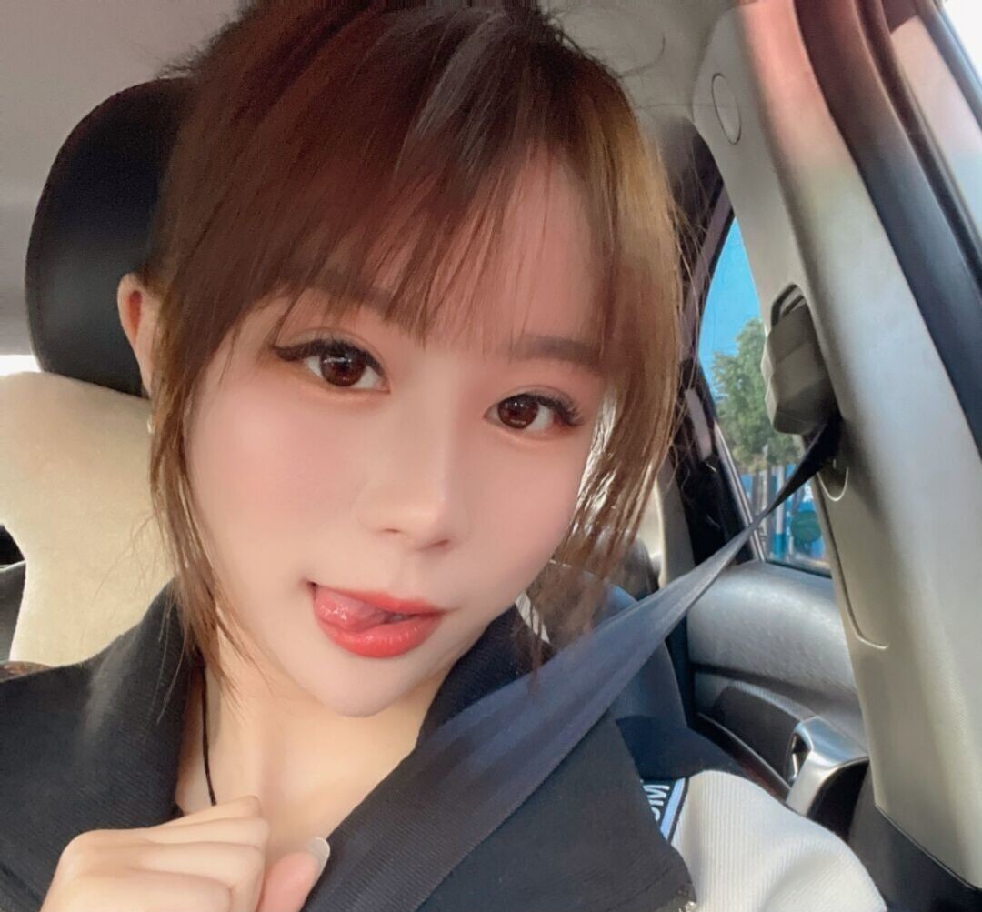 身材火辣的吊带衫少妇