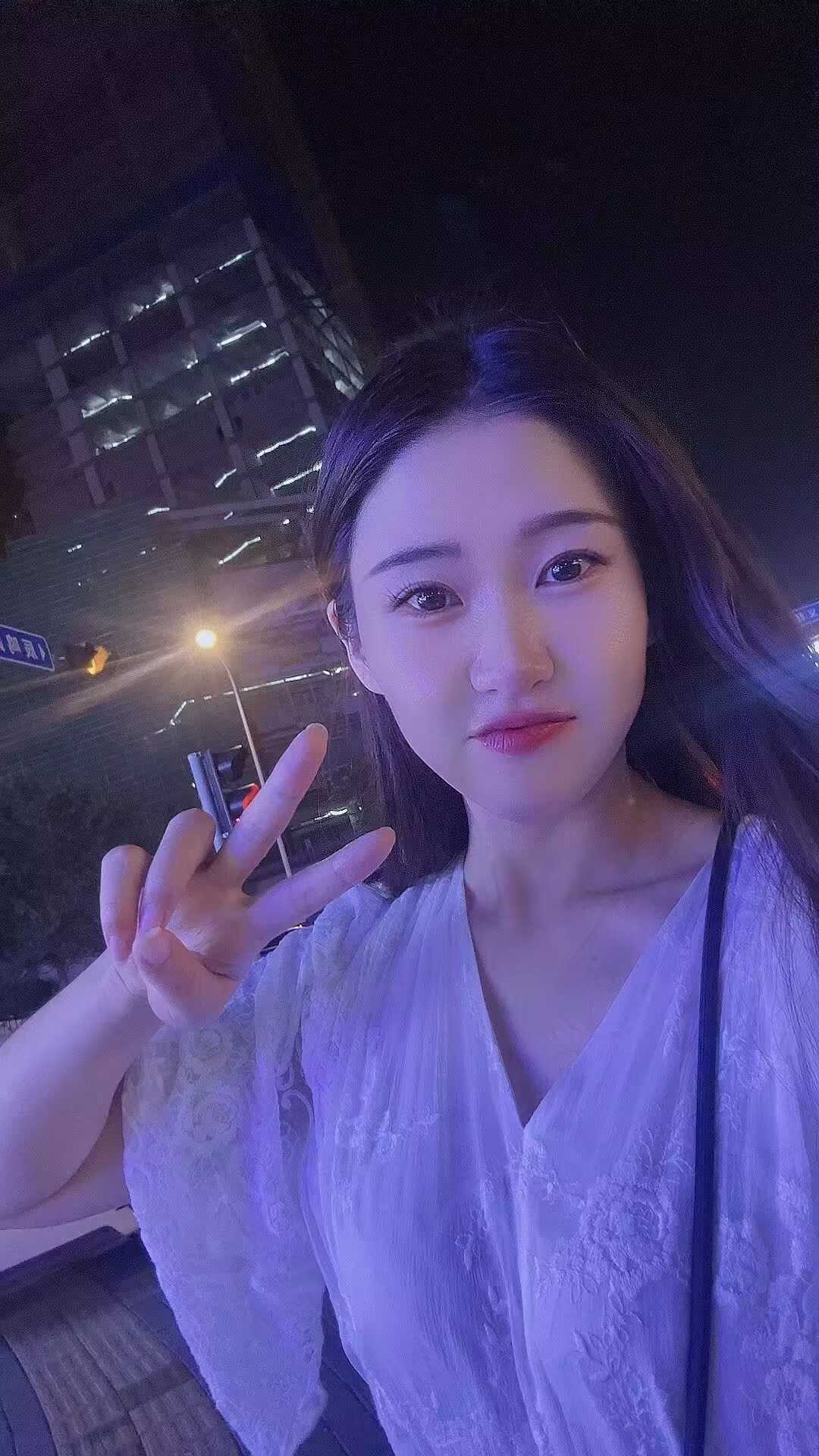 六合苗条小少妇