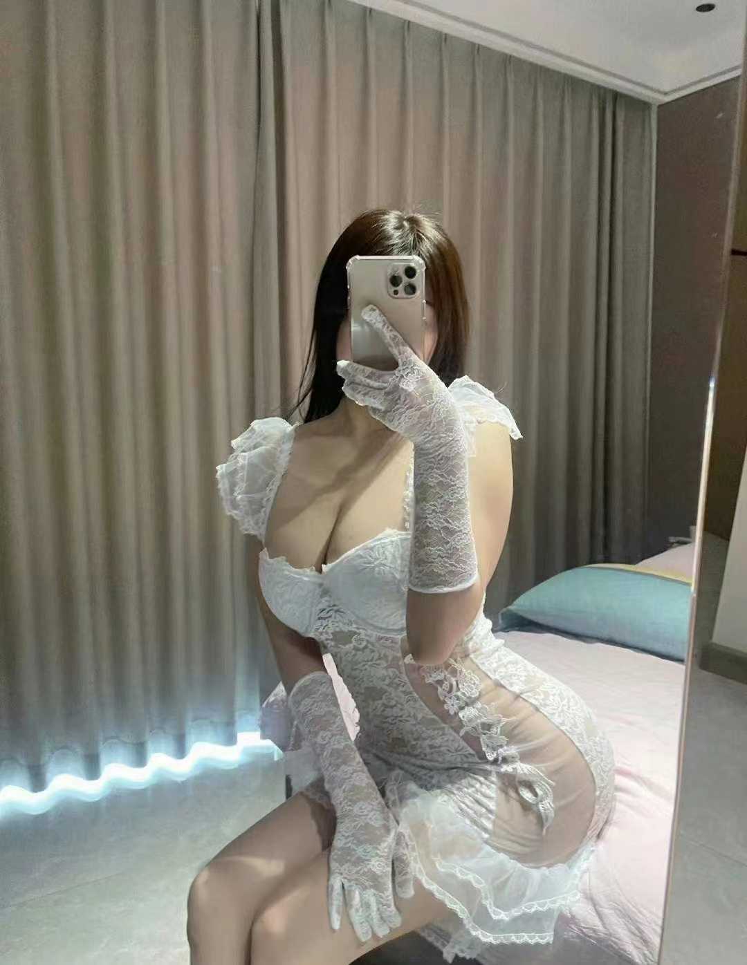 营门口巨乳大奶水嫩妹子