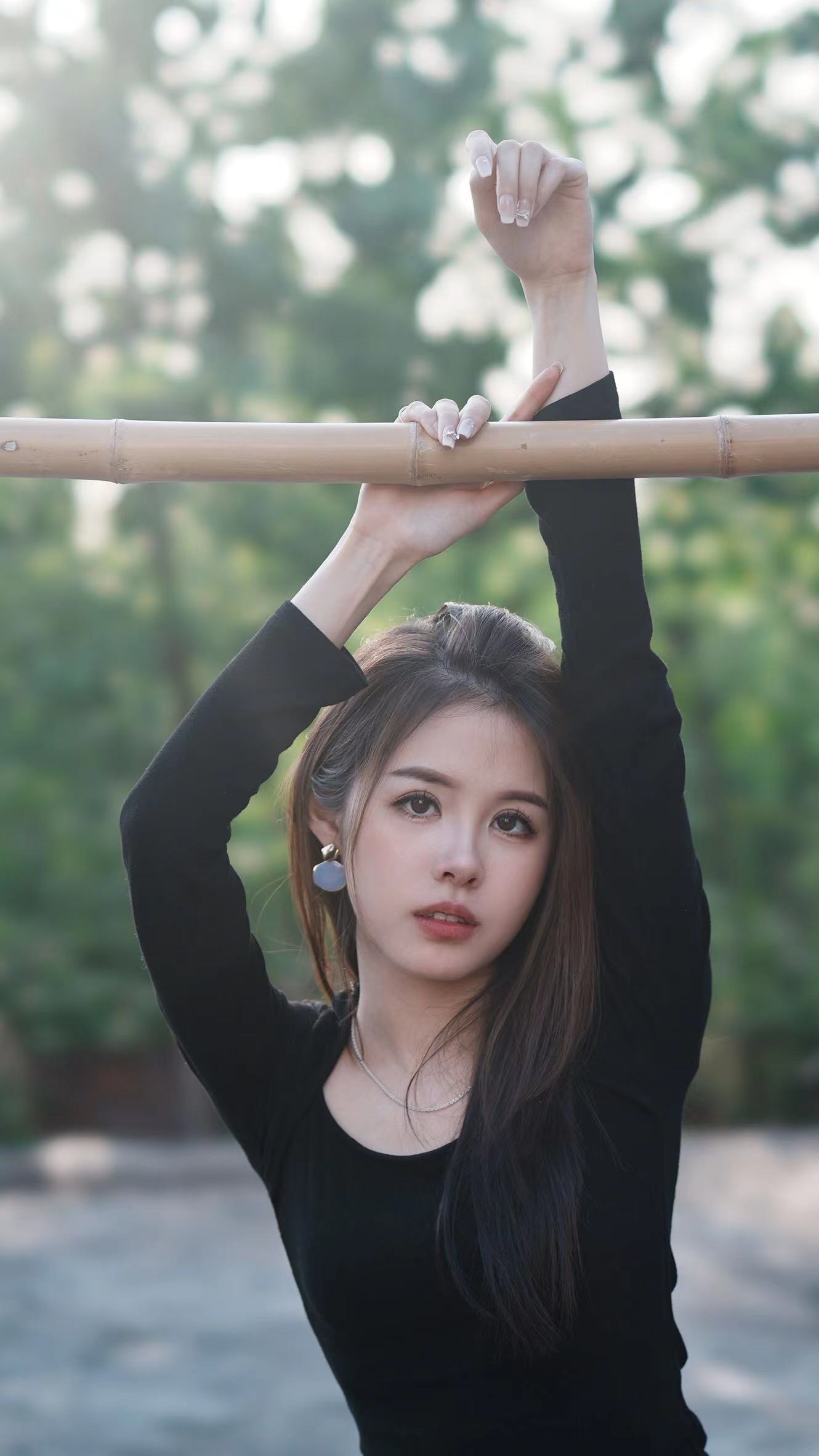 会用眼晴看看我 很吸引 吹得很舒服