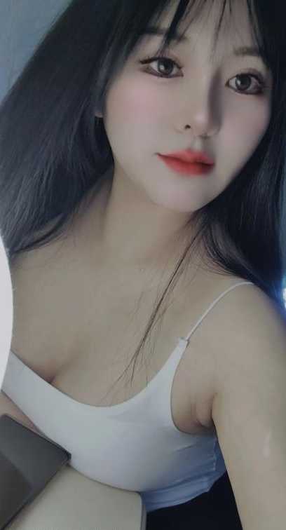 白色吊带小可爱