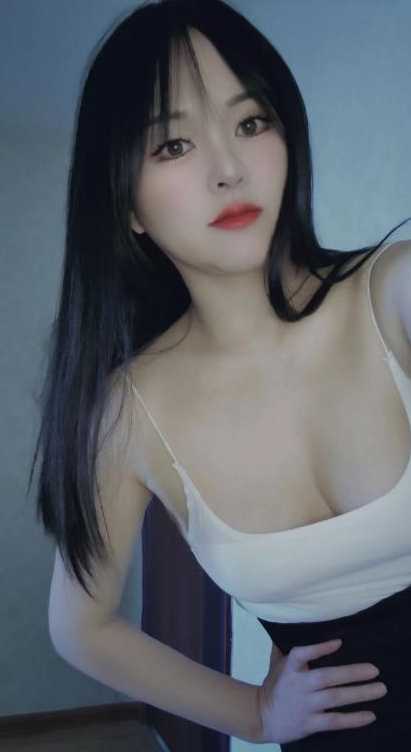 白色吊带小可爱