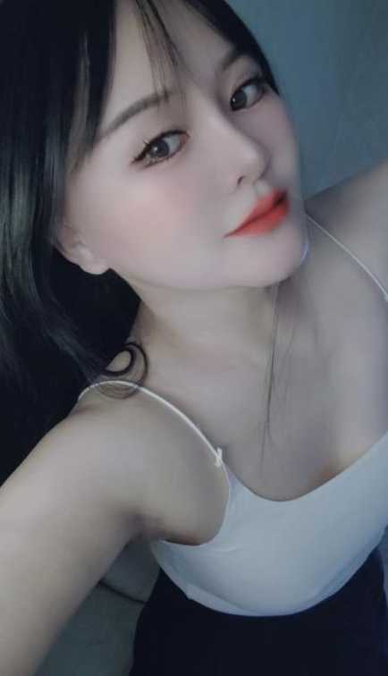 白色吊带小可爱