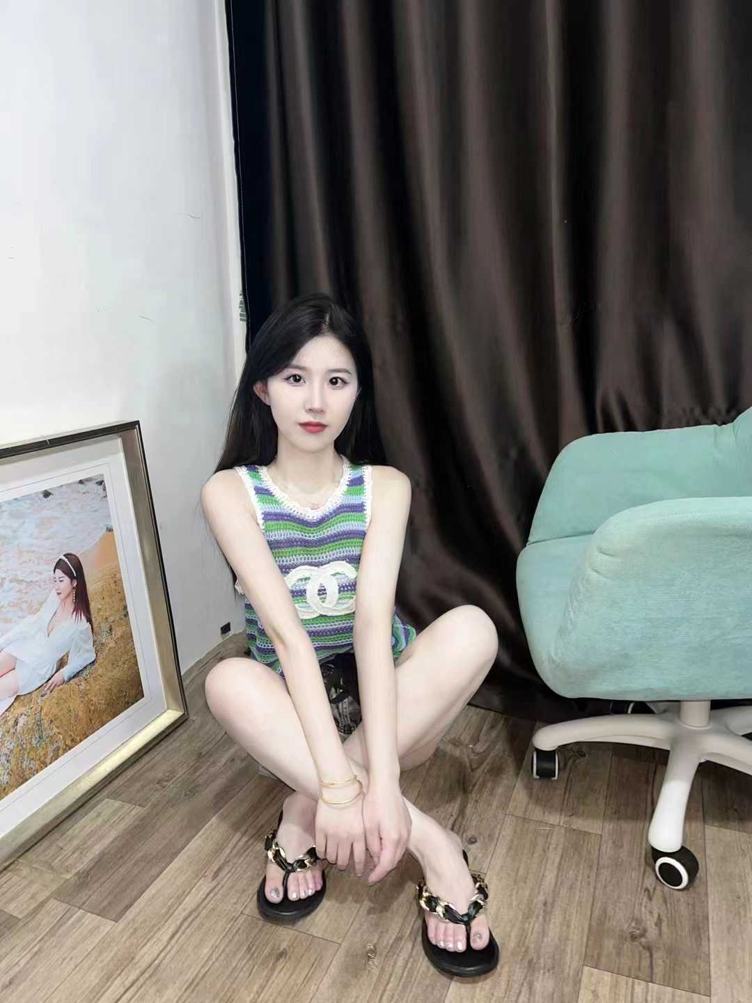 妹子身材苗条，比例超好