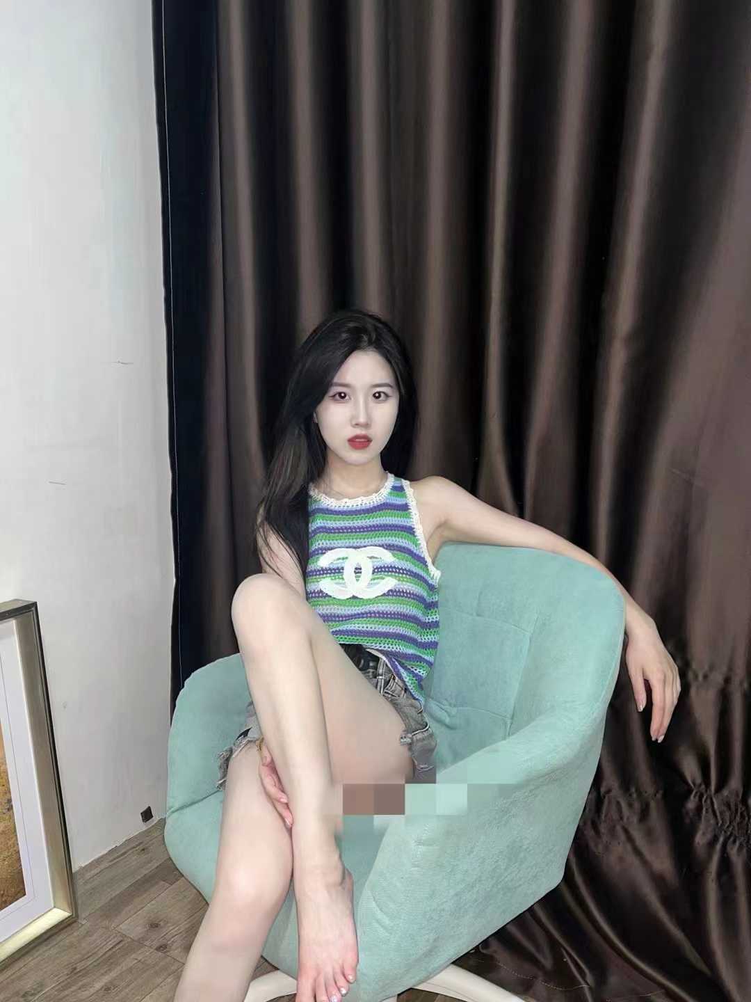 妹子身材苗条，比例超好