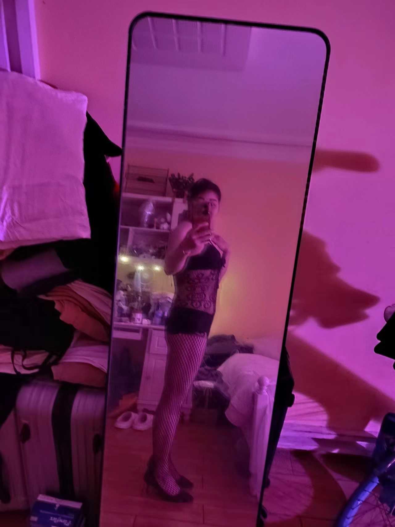 很火抓龙筋拳套的妹子