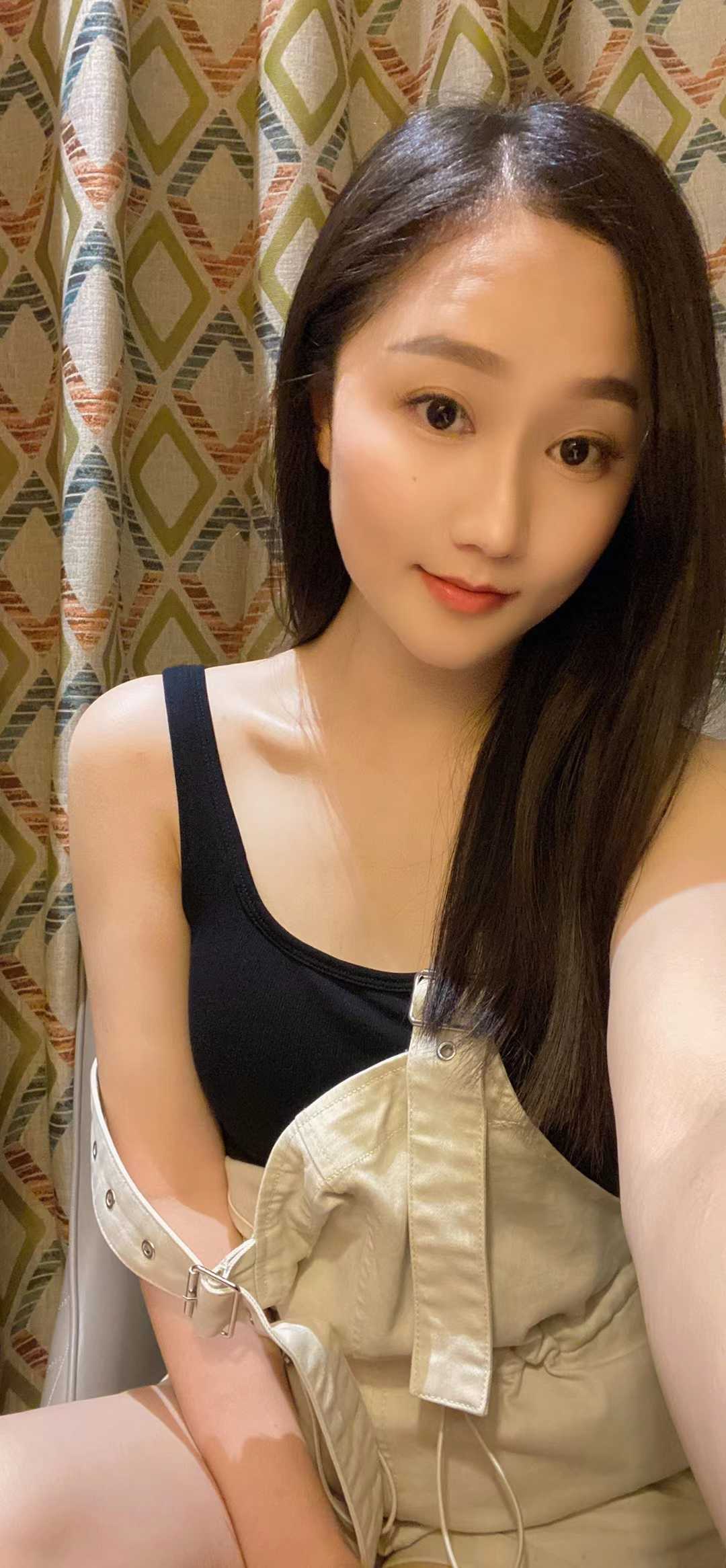 主动一个年轻漂亮小姐姐