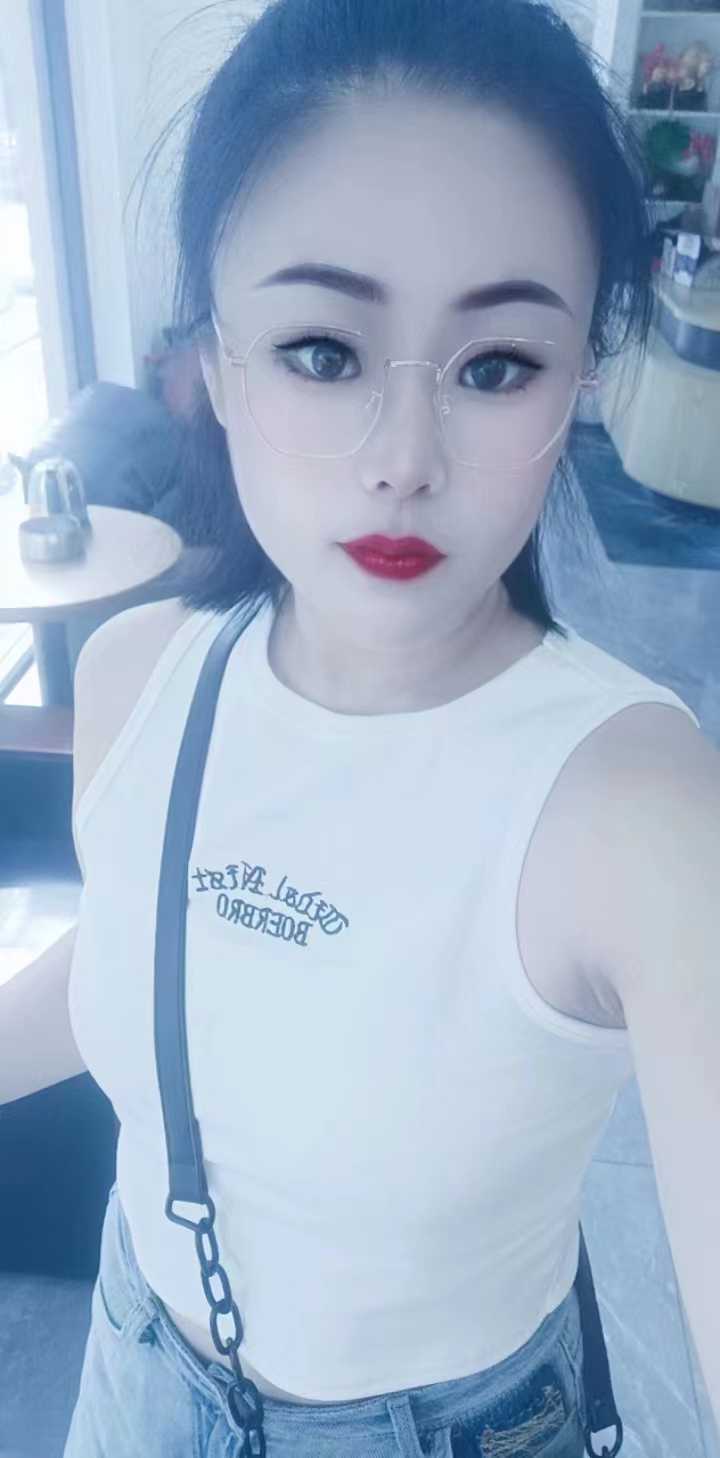 身材很不错，主打年轻