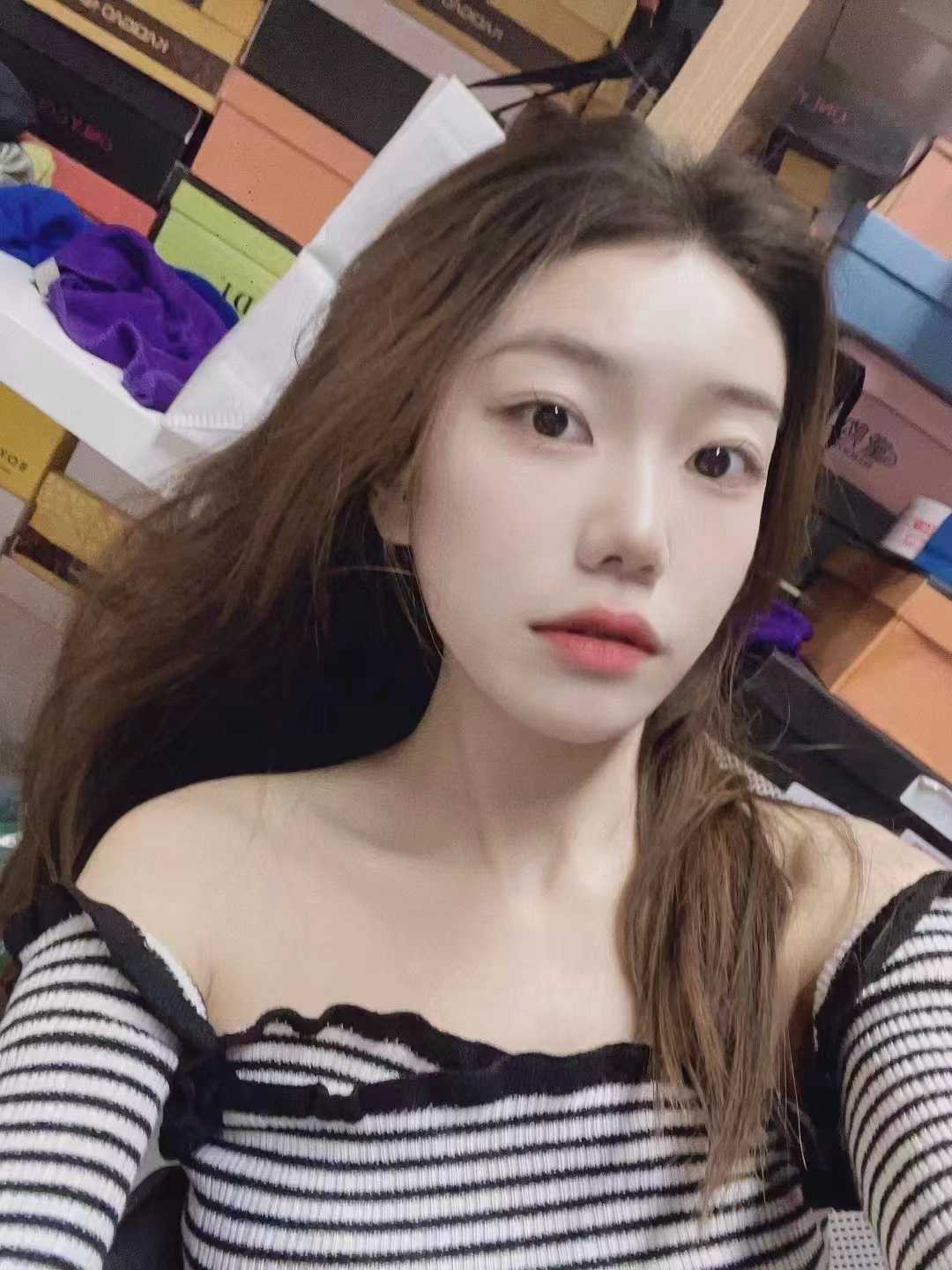 被小姐姐吞入口中，进进出出很爽