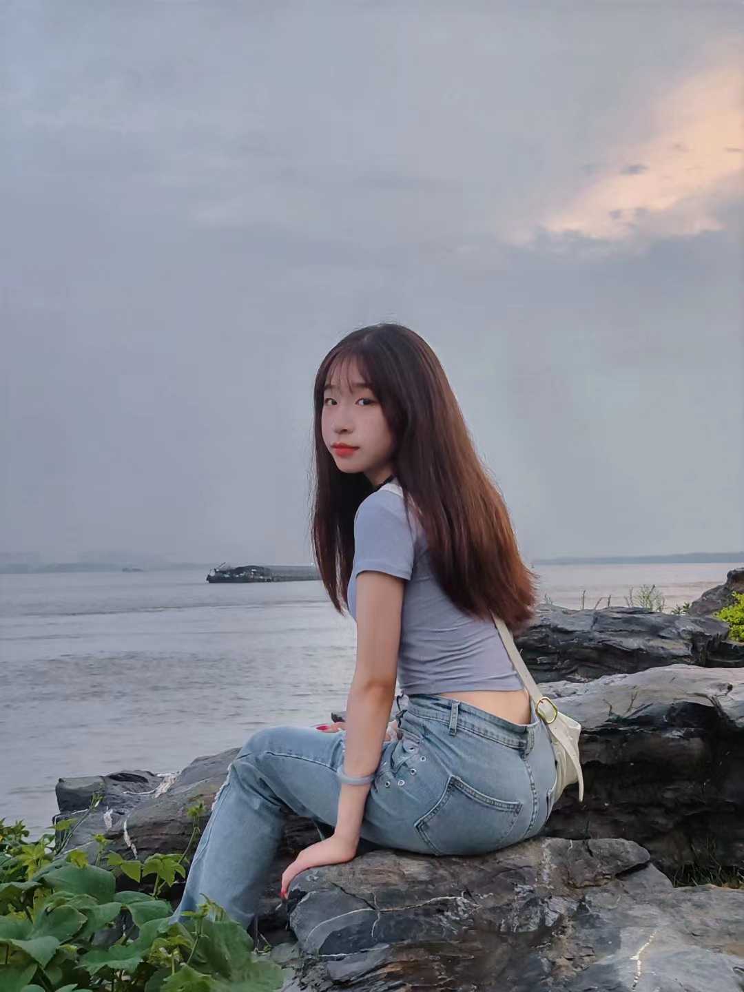 刚满18岁的小姐姐很润