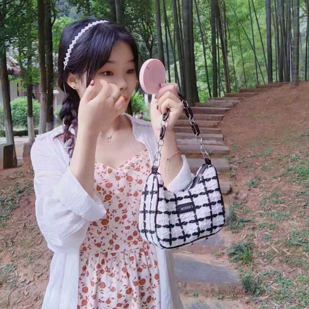 服务很认真不机车，随后戴套开干