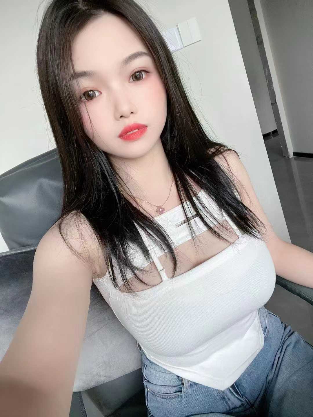 胸部粉嫩很大，我很喜欢