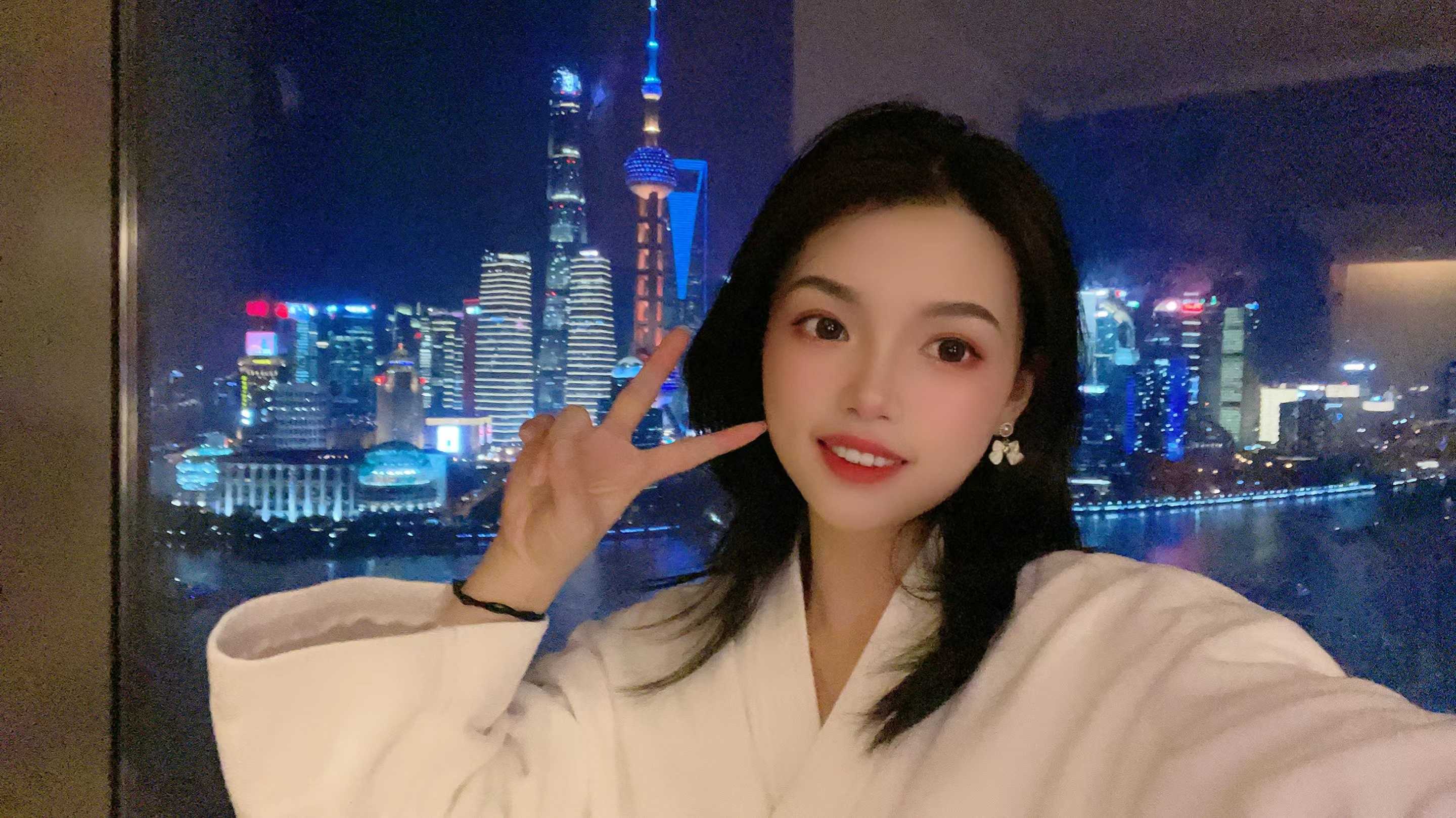 胸部粉嫩很大，我很喜欢