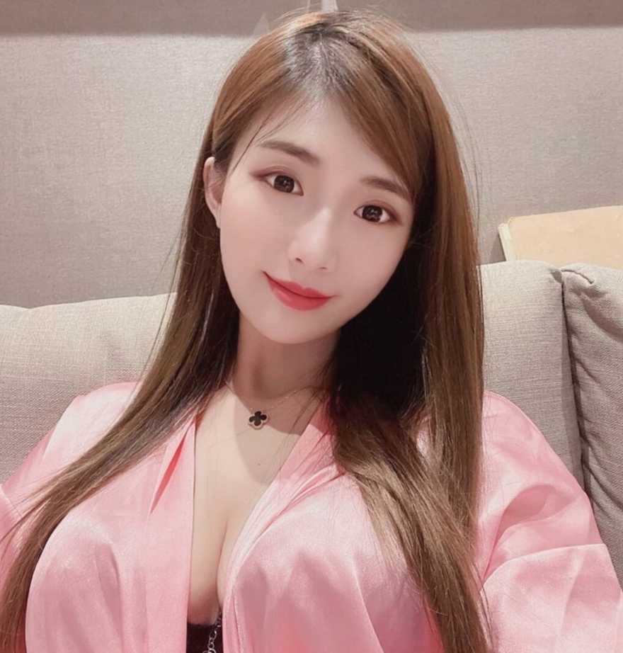 出来单干的童颜巨乳婷婷，小翘臀