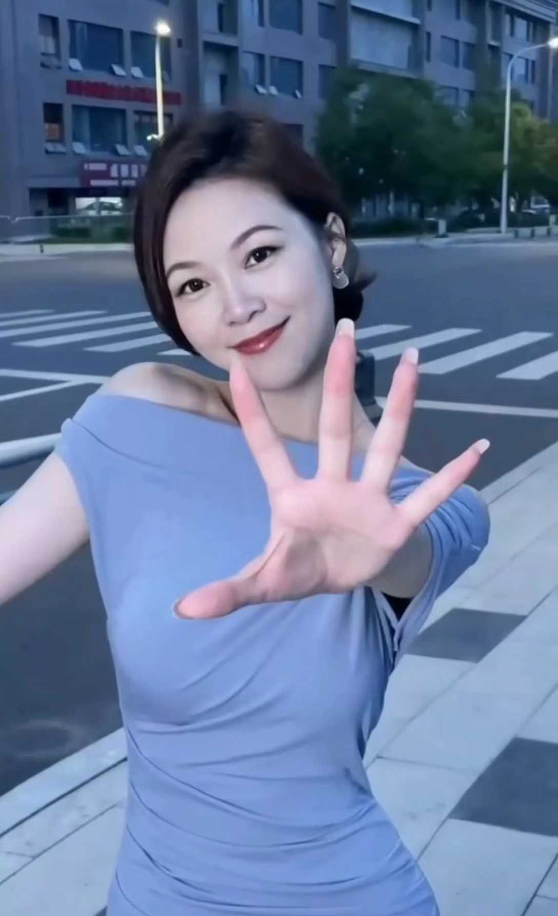 性感御姐身材丰满