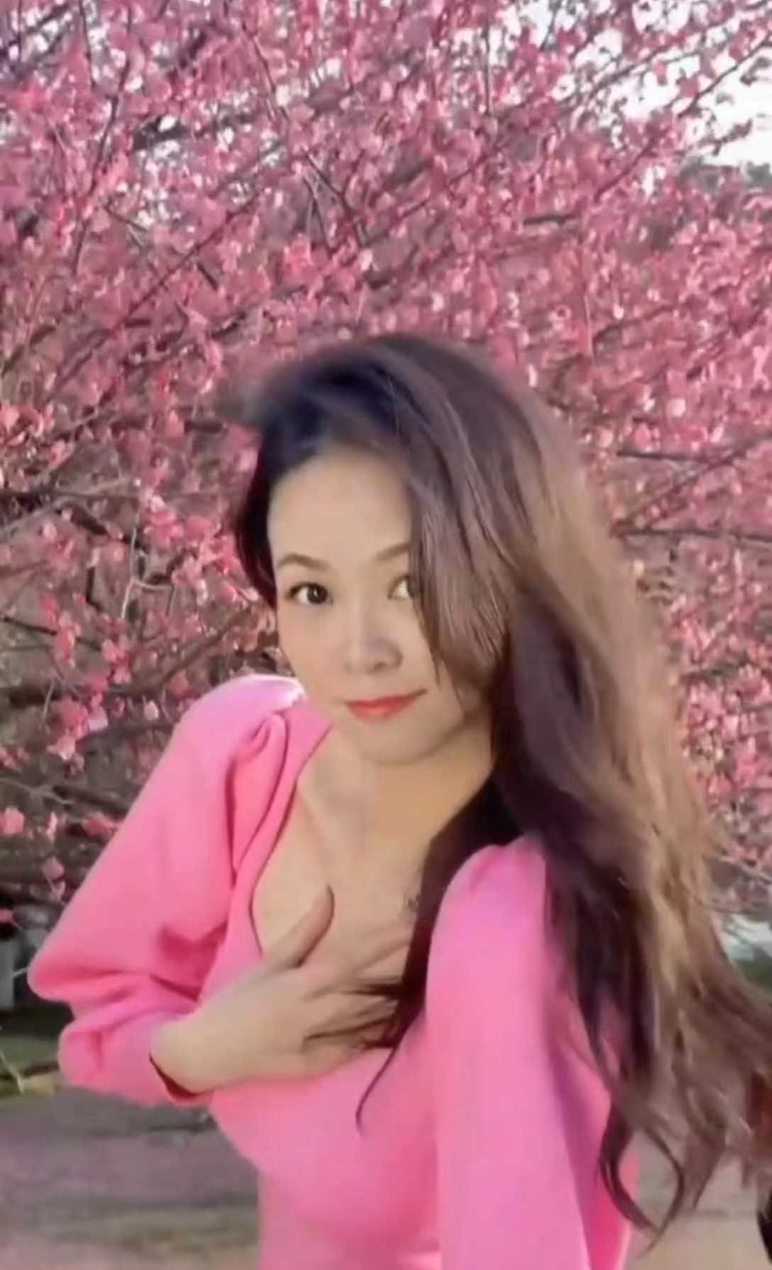 性感御姐身材丰满