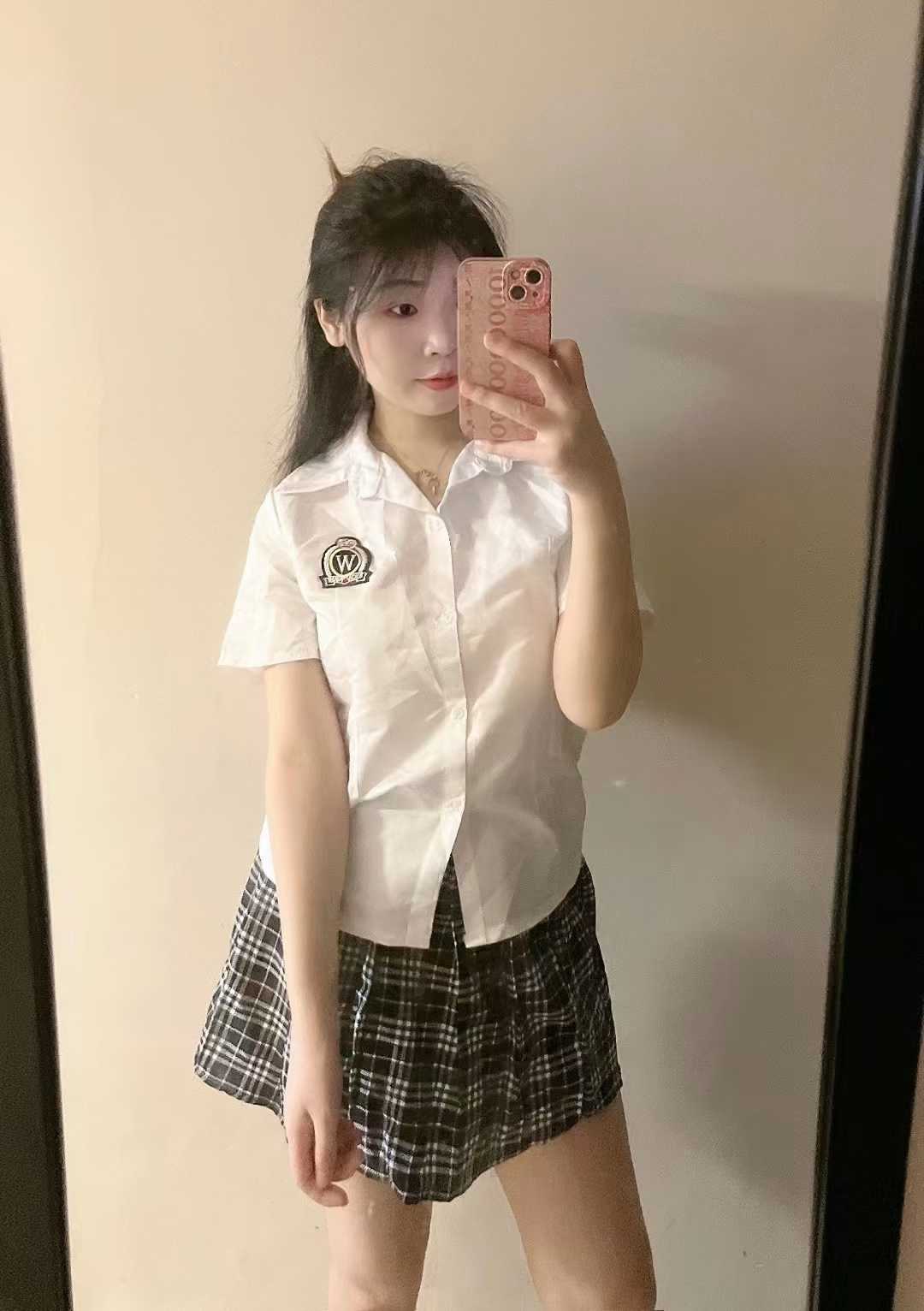 喜欢制服诱惑的小野猫