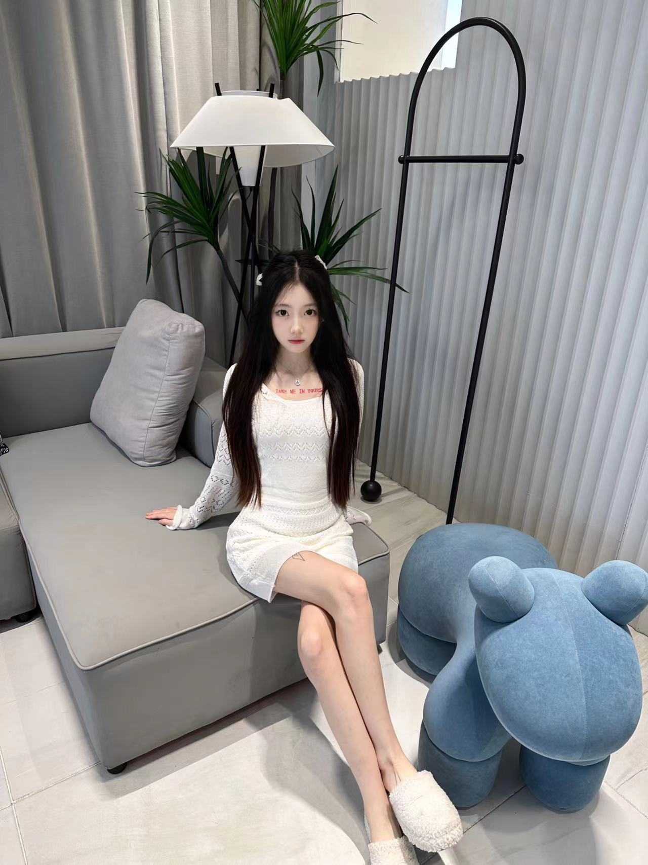 胸口有纹身的年轻小姐姐