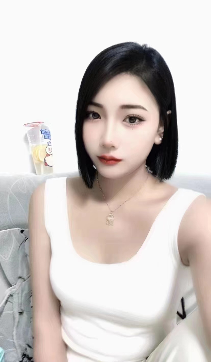 妹子的皮肤很白，身材也好