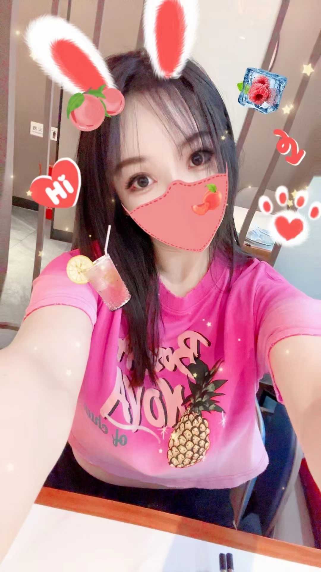 皮肤很白身材给力的小姐姐