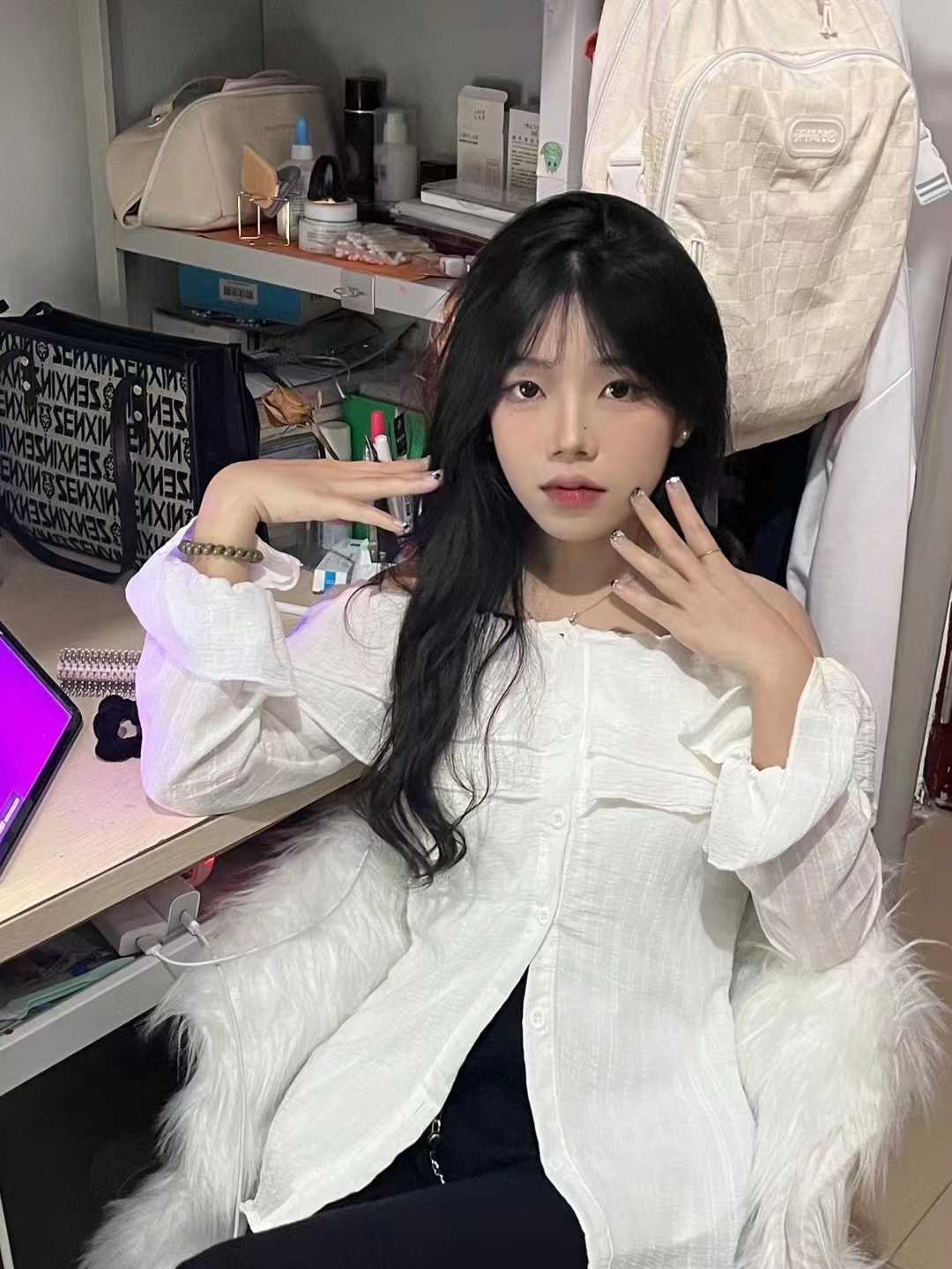 嫩妹的制服诱惑，实在忍不住