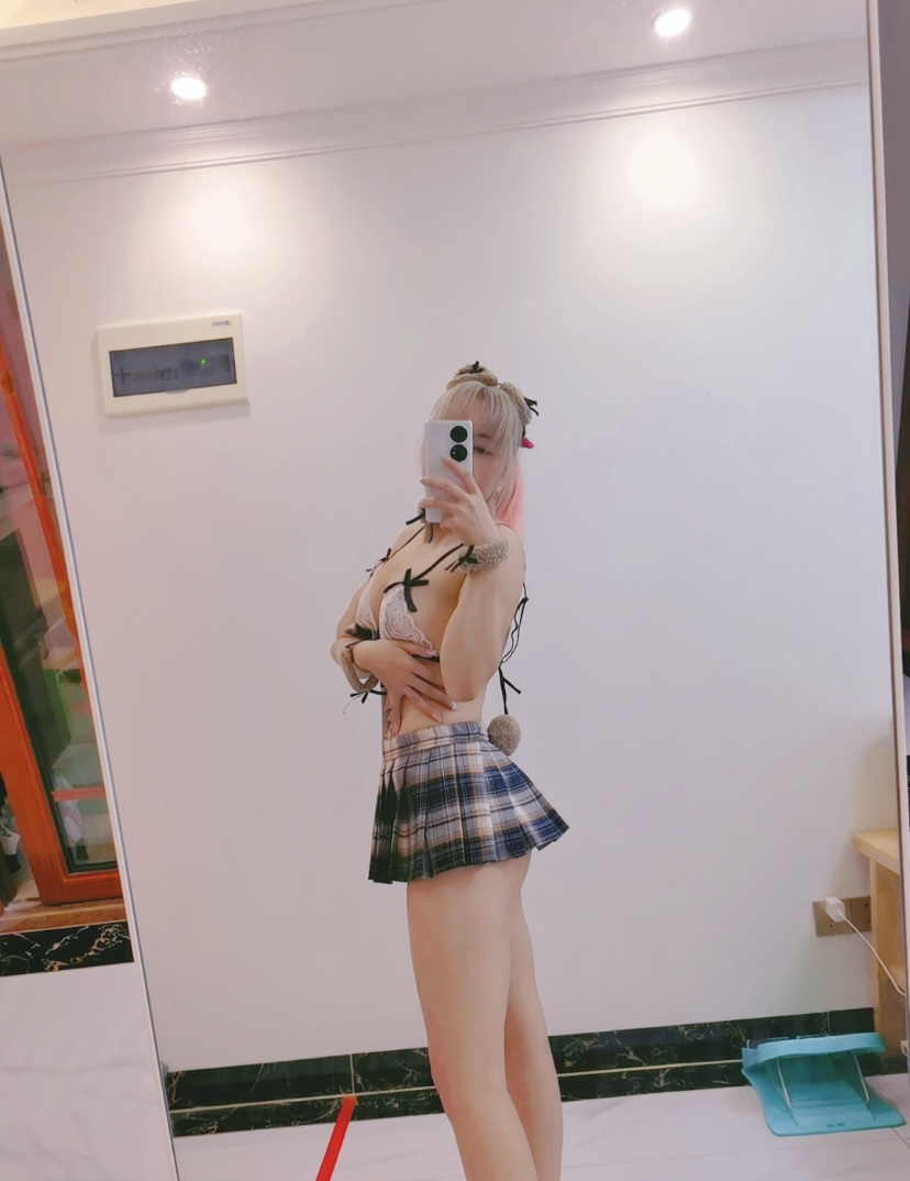 年轻的兼职小姐姐