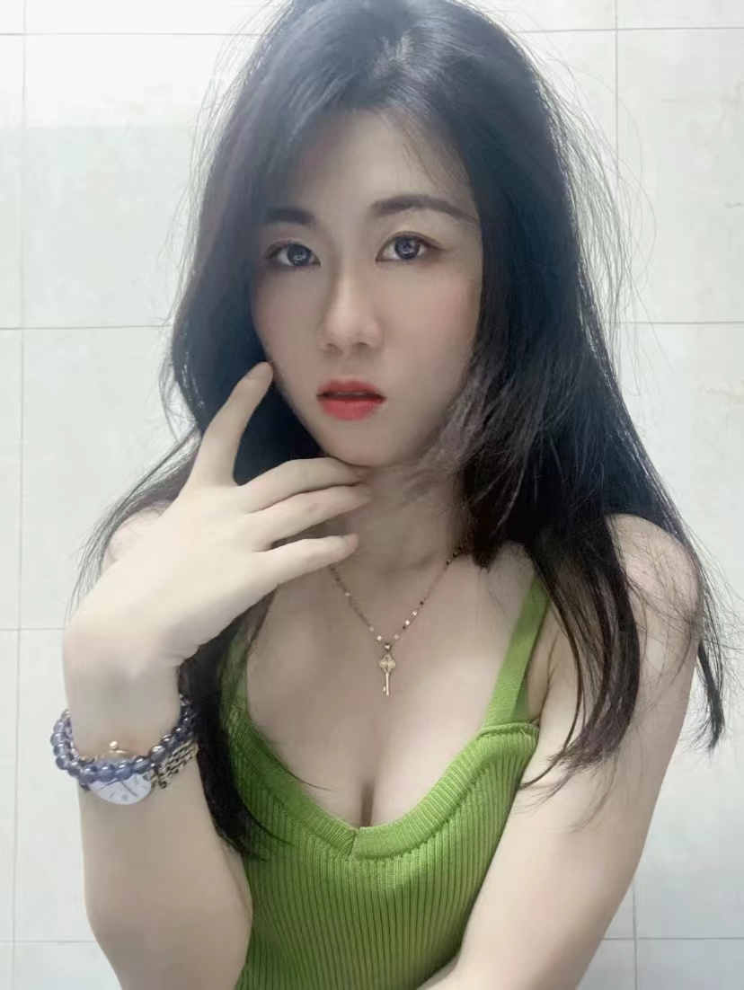 bb够嫩水多 艹起来很舒服