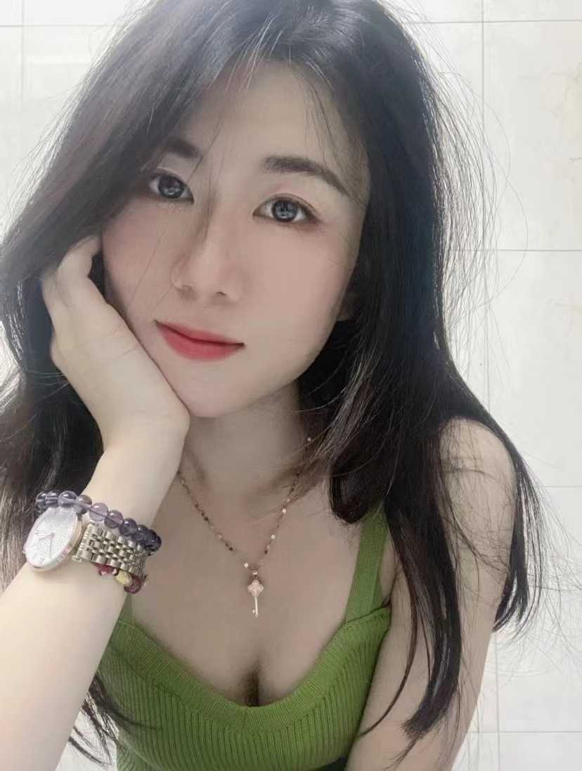 bb够嫩水多 艹起来很舒服