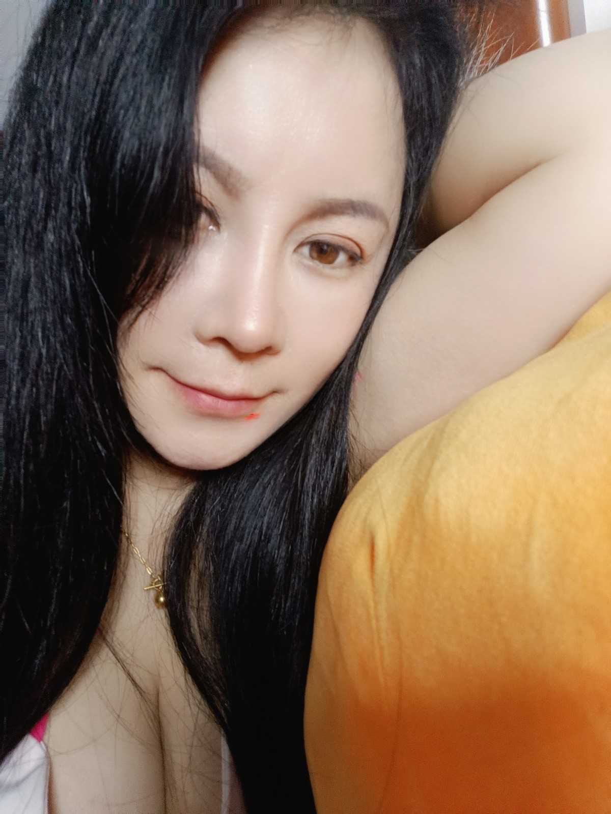 一个长相漂亮 甜美的大熊妹