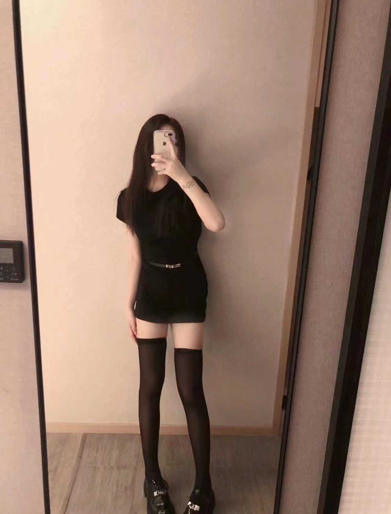 个子很高腿还很长的小姐姐