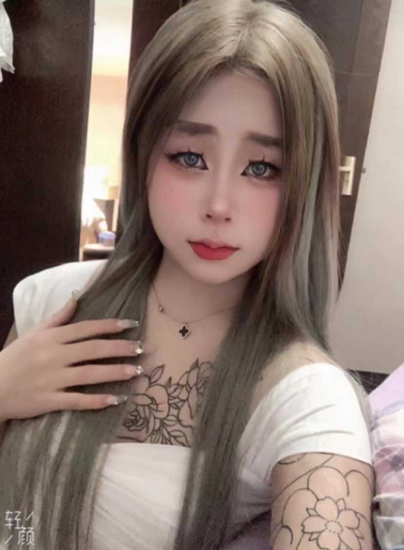 纹身嫩妹，服务很不错，女朋友的感觉