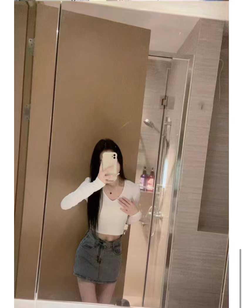 年轻性感的兼职小姐姐