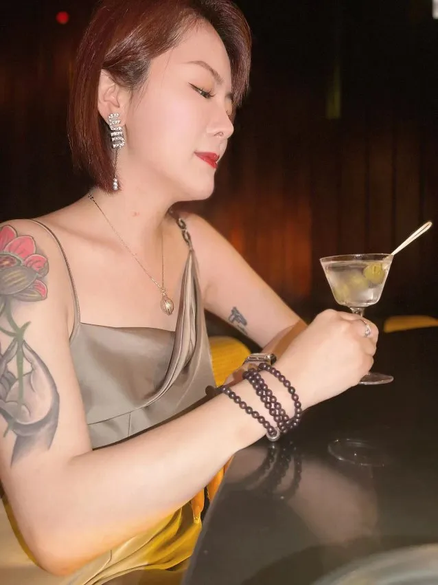 魔鬼身材，高冷女神