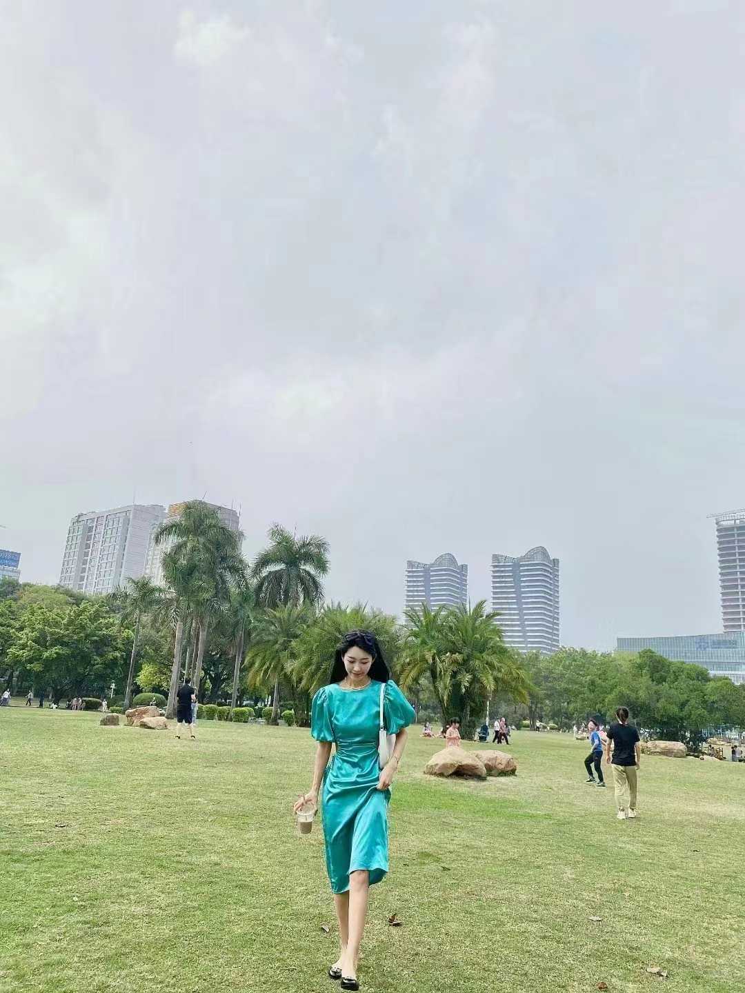 下面很会夹，高潮的时候一紧一放的