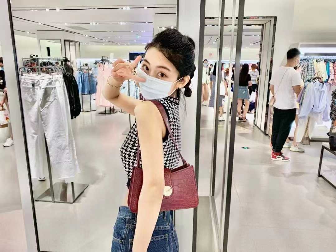 下面很会夹，高潮的时候一紧一放的