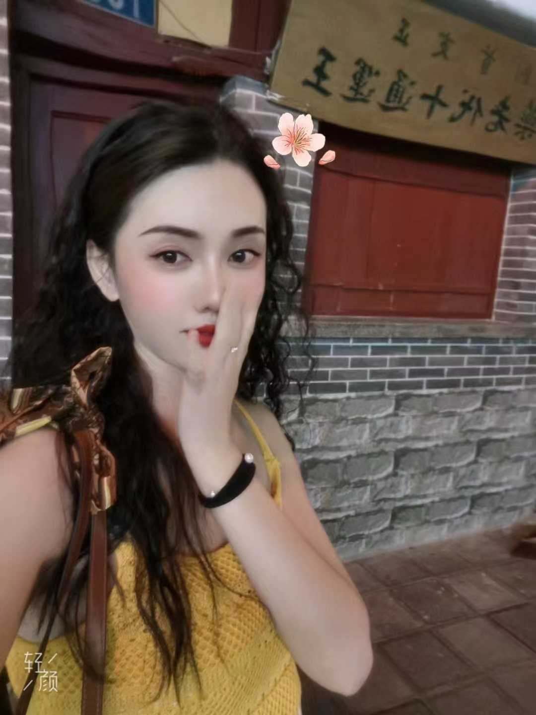 下面很会夹，高潮的时候一紧一放的