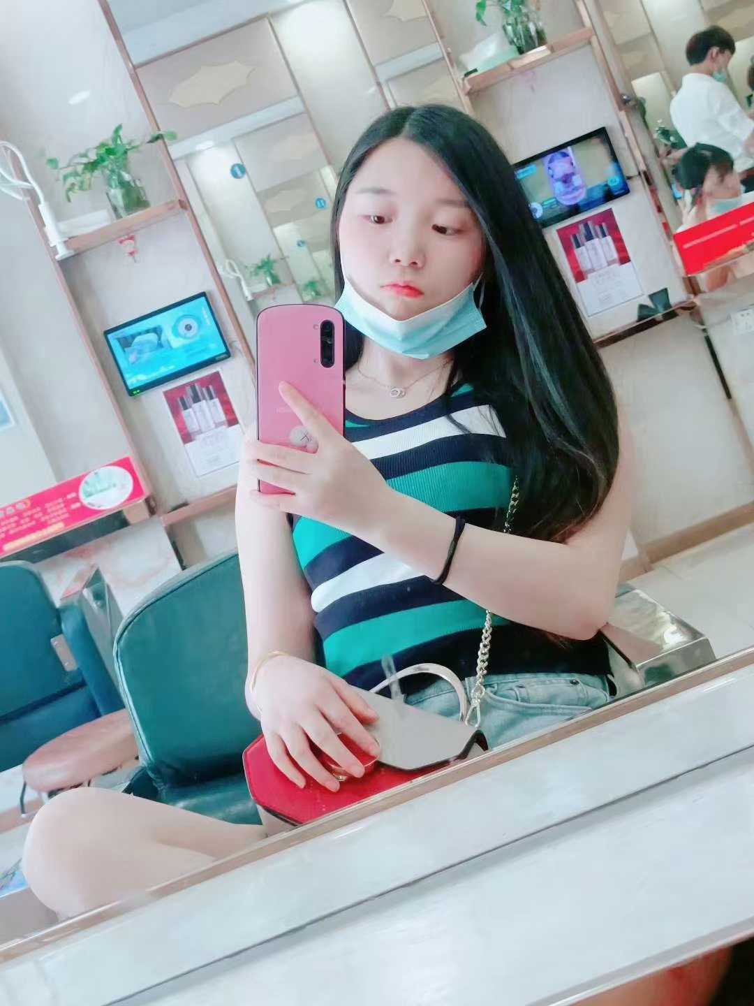 真实纯素颜，照片与本人无异青春靓丽的小姑娘