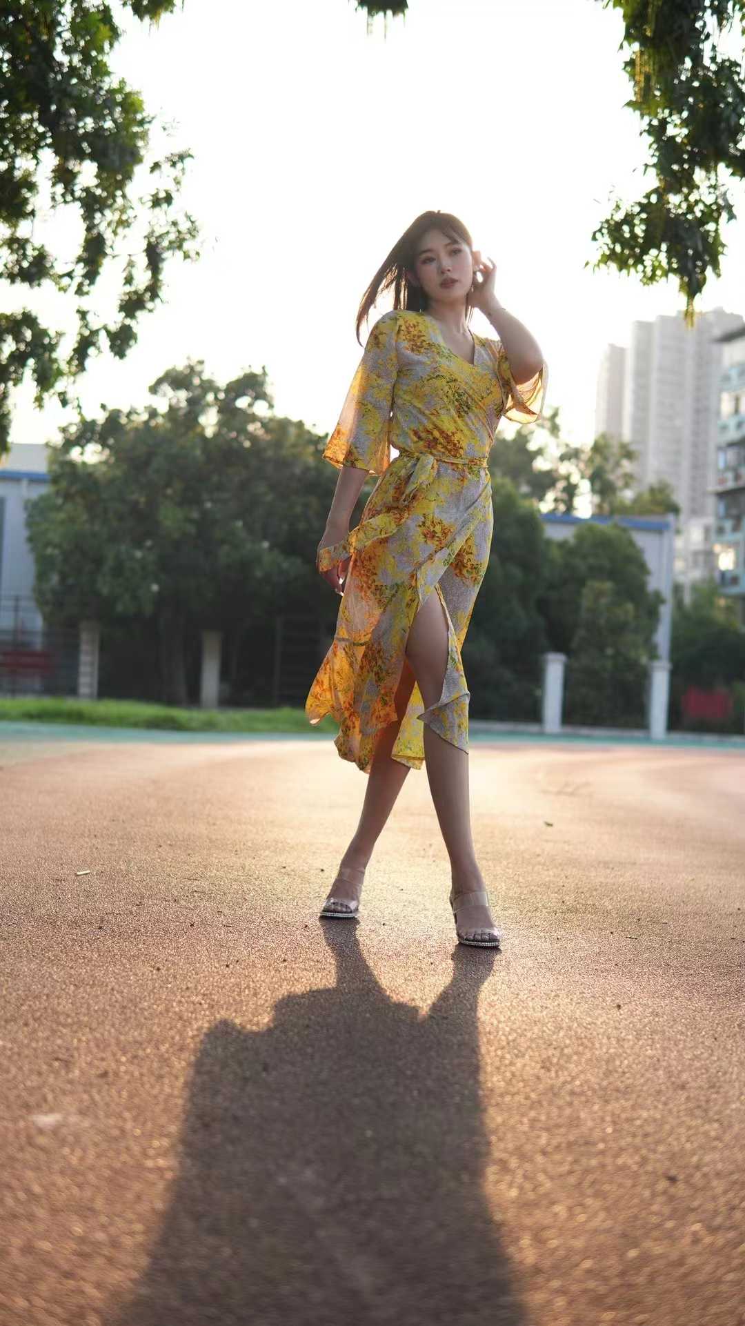 掰着腿用力打桩出货，很满意