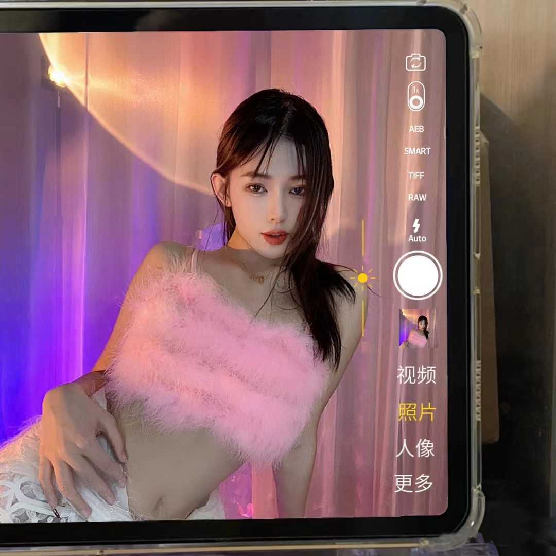 掰着腿用力打桩出货，很满意