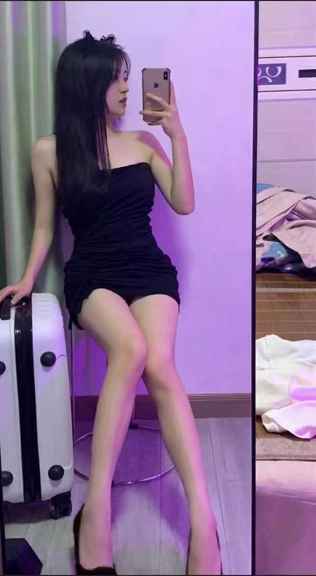 有身材有颜值，皮肤白嫩