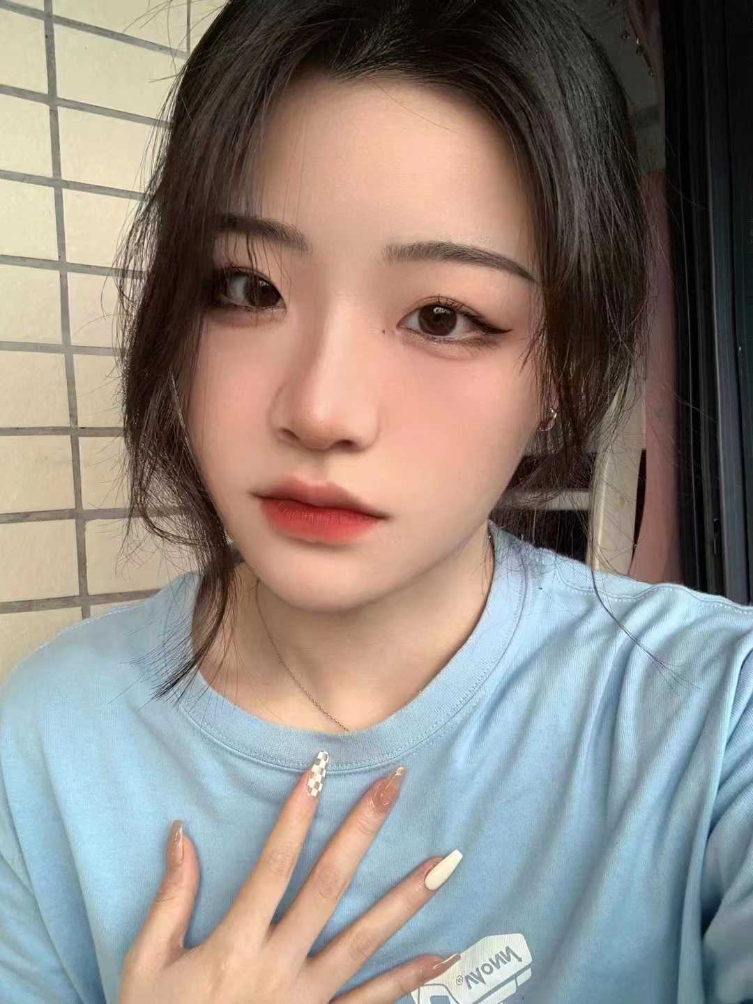 有身材有颜值，皮肤白嫩