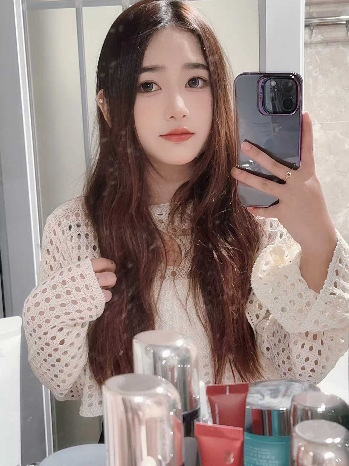 年轻兼职的小美女