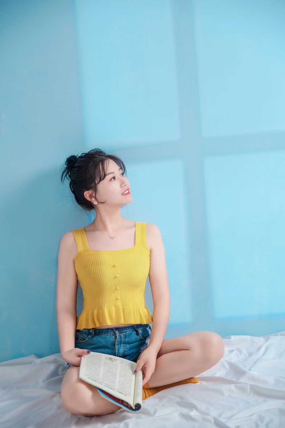 让妹子趴着 后入出货