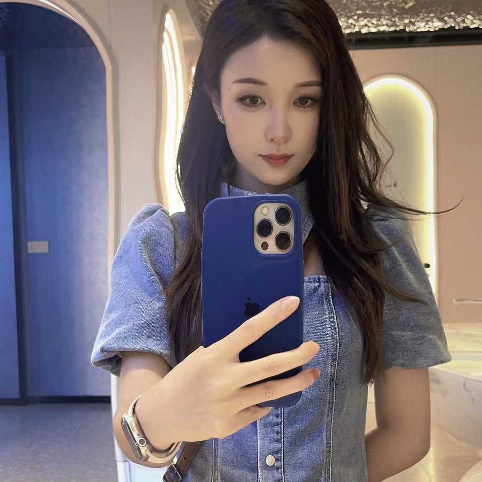 肤白貌美的年轻小姐姐