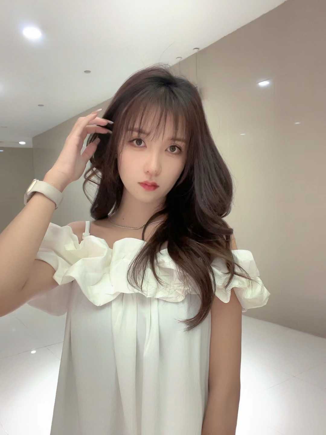 肤白貌美的年轻小姐姐