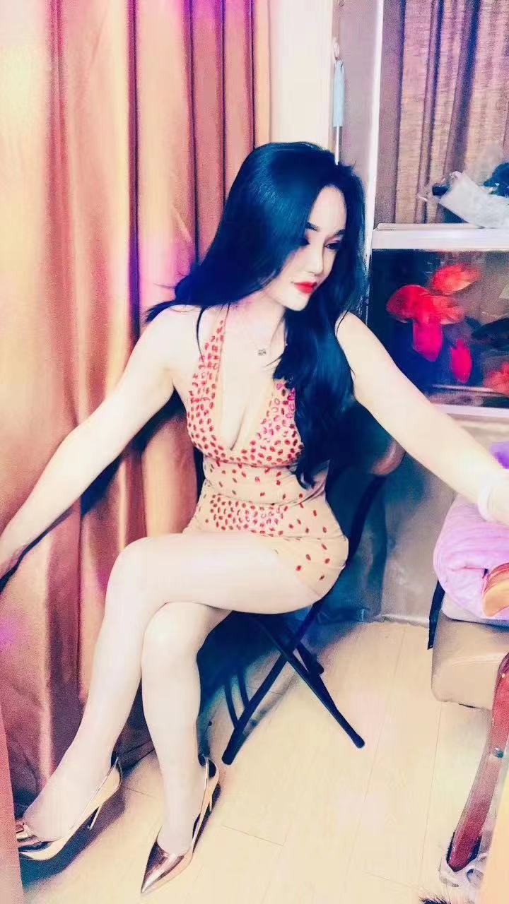 后入式摸着屁股抓着奶子干