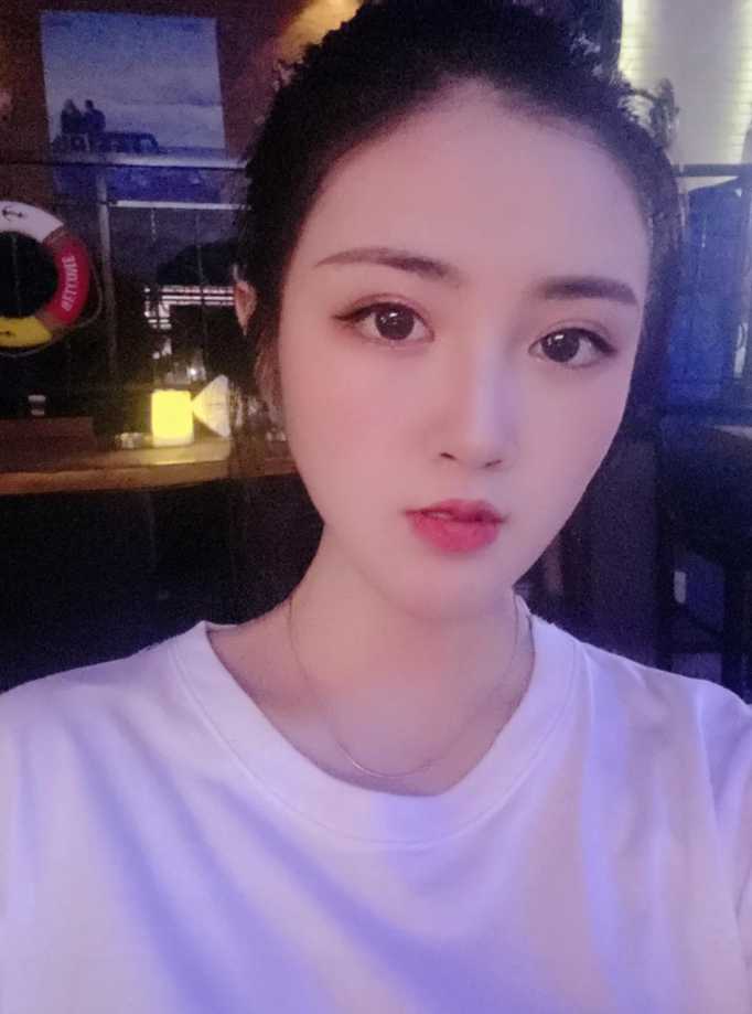 皮肤白嫩的温柔妹子，KH厉害，很嫩