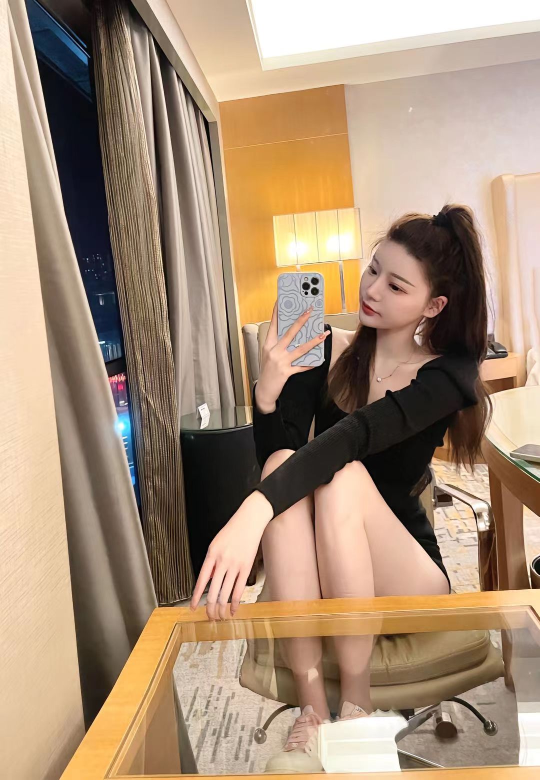 重庆漂亮的黑丝年轻妹