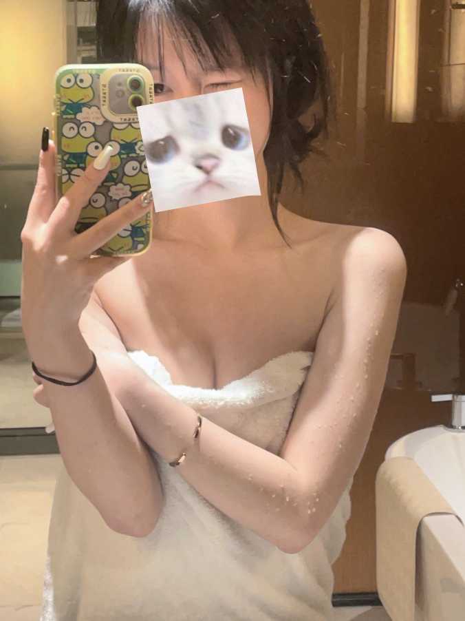 娇小妹子身材火辣，颜值高